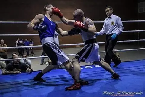 Manu Vicente puño ring